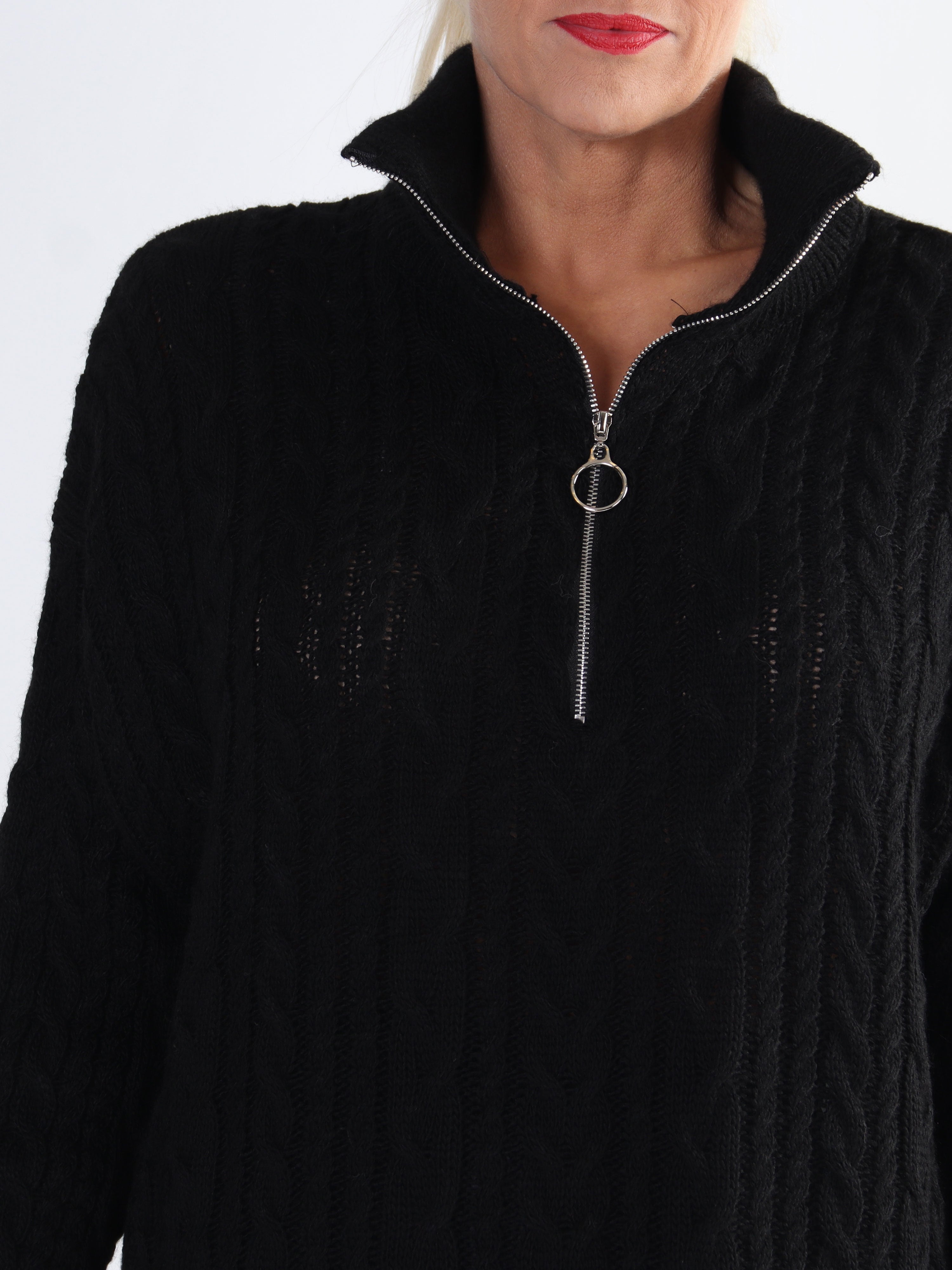 Esly - Plus size striktrøje i kabelstrik med lynlås